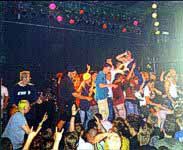 Crowdsurfing AUF der B&uuml;hne!